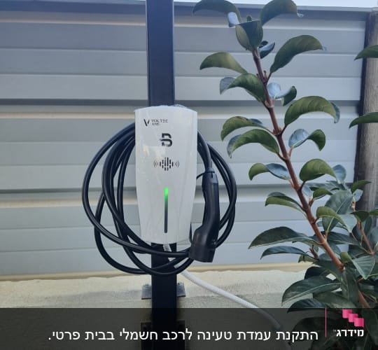 מטען חשמלי עם כבל תלוי על קיר